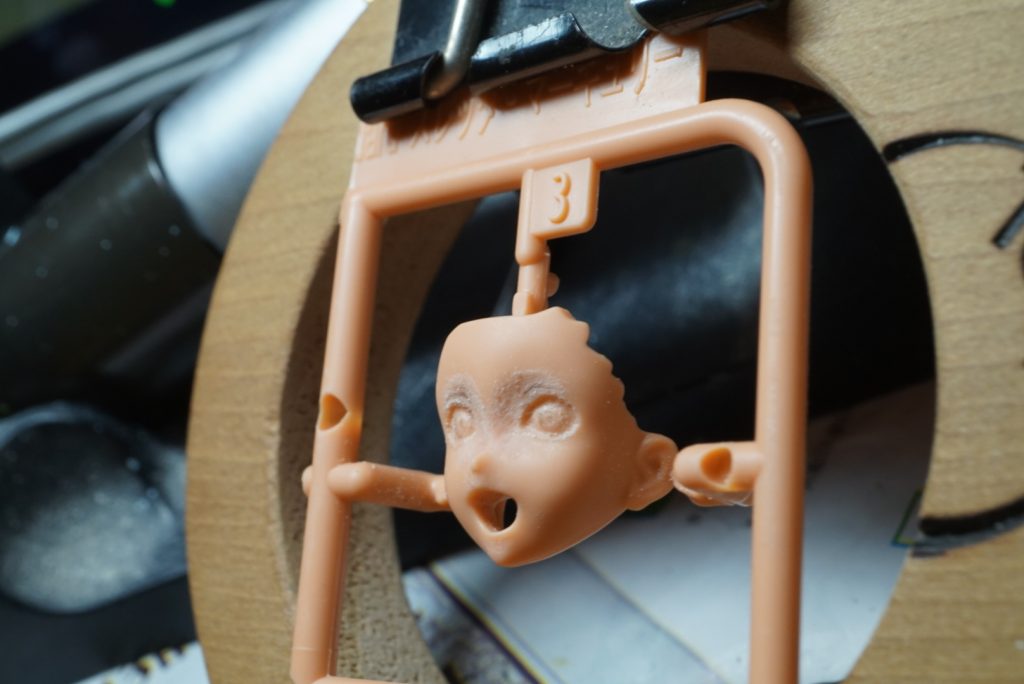 デカールを横に置いて睨めっこしながら…制作過程 1.眼の周りを掘り込んで球面を作ります。鼻の下と下唇も若干削り出しました。