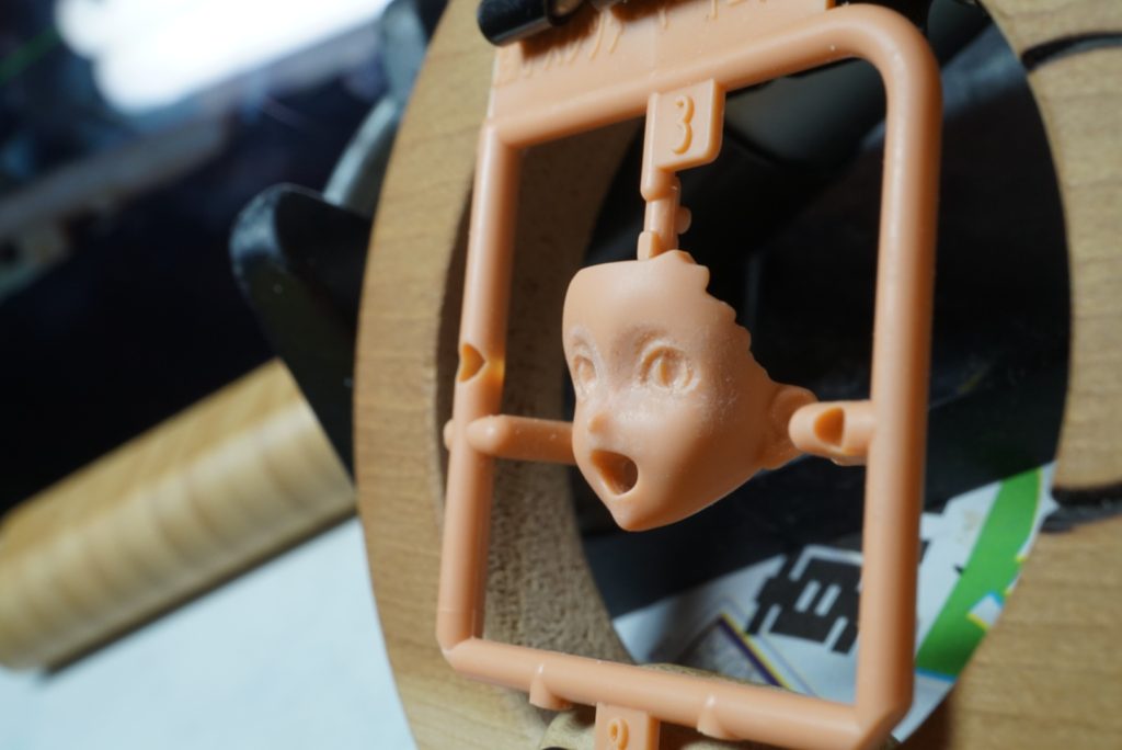 制作過程 2.視線を決めて瞳を凹ませます。