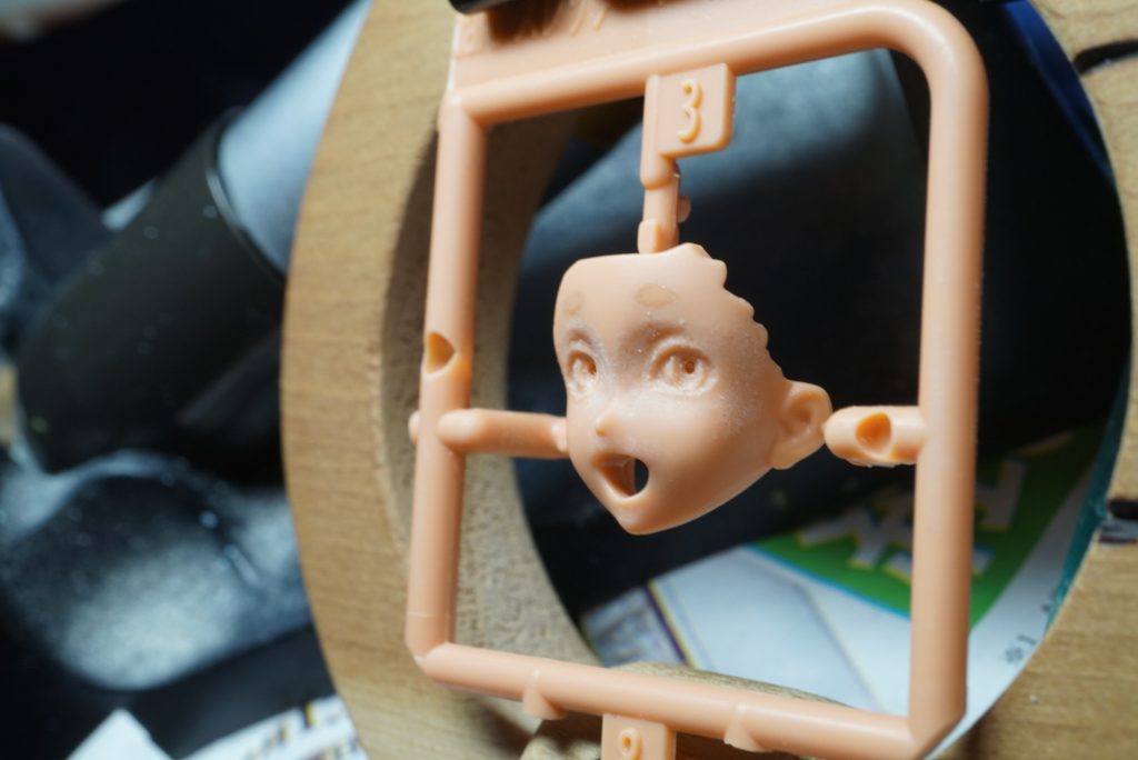 制作過程 3.瞳孔の穴あけ。キャラによっては楕円に削りますが、今回は真円です。眉も立体化したいので100均のUVレジンを薄く盛りました。