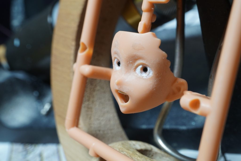 制作過程 4.下地塗装の白目と瞳孔はラッカー系塗料です。瞳孔の底が見えない様に、今はなきスーパーフラットブラック。プラ板で前歯つけました。