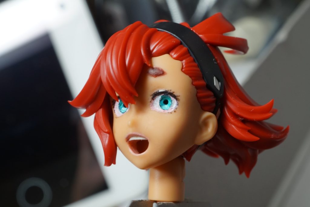 瞳にクリアレジンを充填する前。目が死んでるwレジンの表面張力で盛り上げて瞳の球面を作る為、曲率がバラつき なかなか左右で同じ位置にハイライトが入らないのが悩みのタネです。