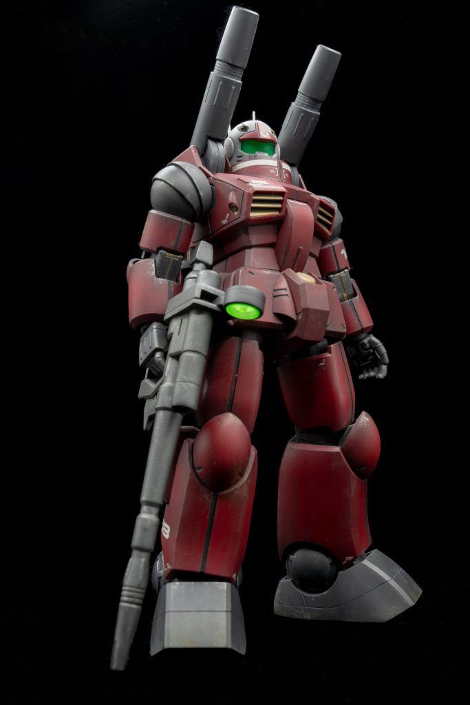 塗装は、フレームと武装、靴部分をガイアノーツのサーフェイサーEVOガンメタのまま。赤い部分はオーソドックスに仕上げたかったので、レッドベースでマルーンに黒を足したものをシャドーに吹いた程度。センサー部分はは蛍光グリーンでブラックライトに反応します。