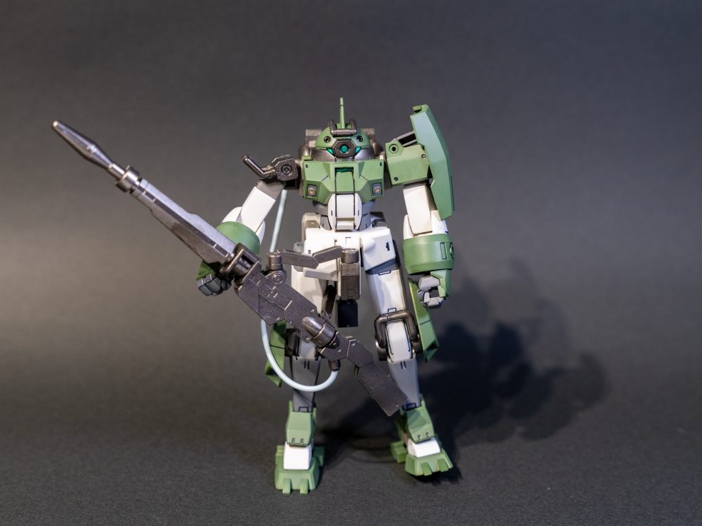 まずは正面の写真。メインカラーを成形色の薄黄緑から、ミリタリー風のグリーンに塗り替えてみました。使用したのは、ガンダムマーカーのダークグリーンです。