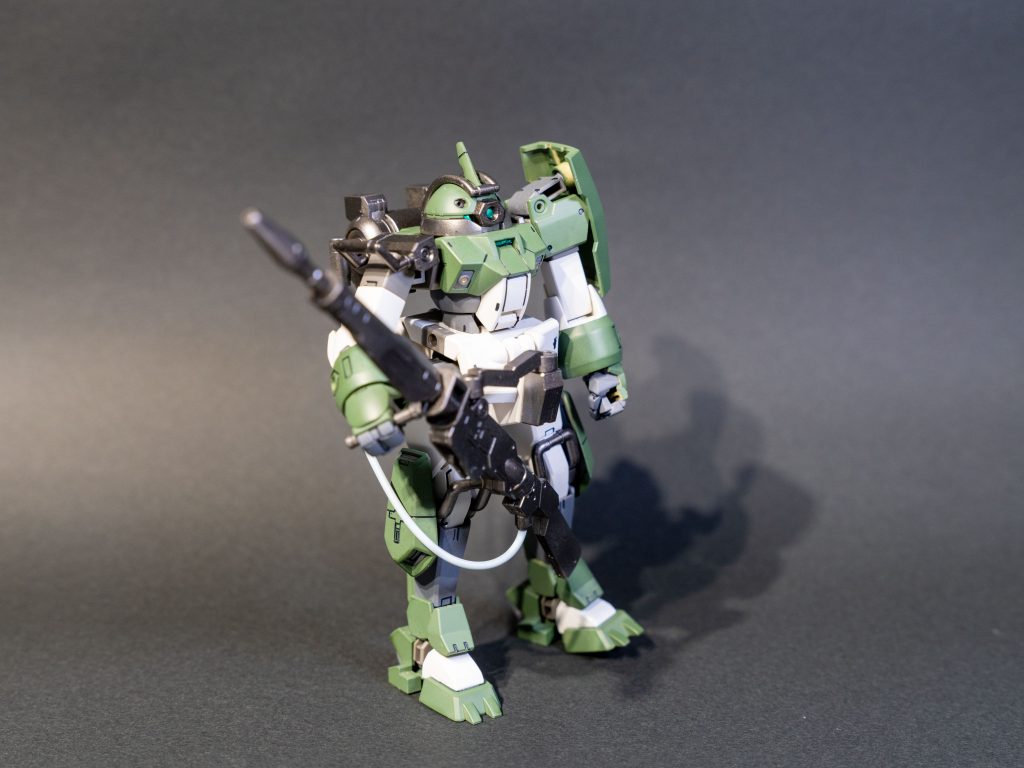 銃や、顔・肩などの一部パーツには金属感を出すため、ガンダムマーカー : ガンダムガンメタリック 使っています。個人的にお気に入りのカラーです。