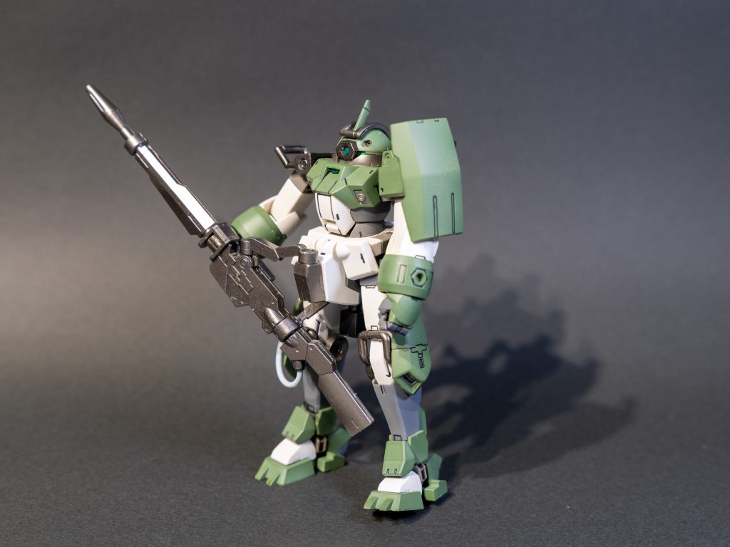 地味ですが、白の部分はガンダムマーカー : ガンダムホワイト、グレーの部分はガンダムマーカー : ガンダムグレーを使って、成形色を上書きしています。