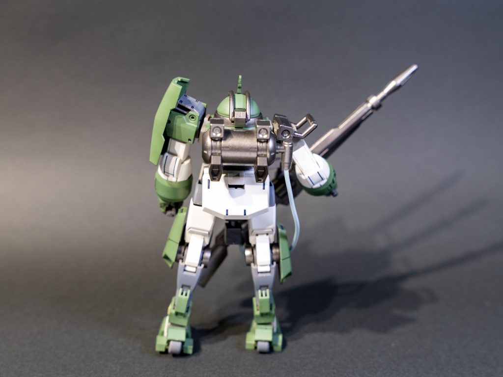 ガンダムマーカーエアブラシシステムを使って各パーツを塗った後、ガンダムマーカースミ入れペン(書き込みタイプ・極細)でスミ入れを行いました。