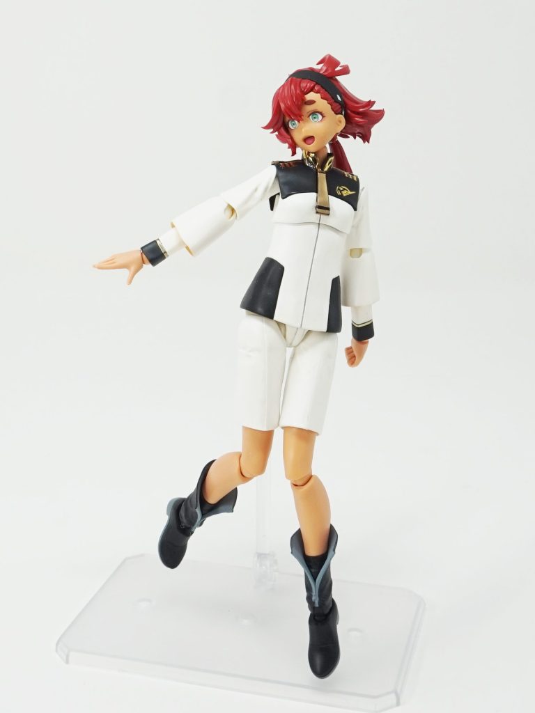 笑顔は正面目線にしました。ネクタイの黒ラインはハセガワのつや消し黒フィニッシュを貼っています。