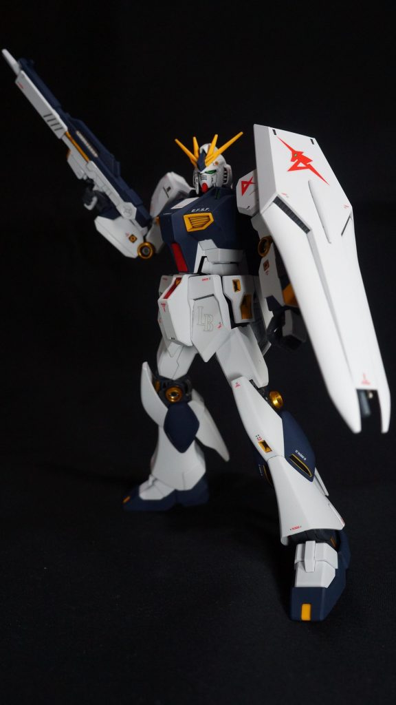 フレームをガイアノーツ メカサフ スーパーヘヴィに少々黒を足して塗装しましたが、外装のほとんどは整形色になります。