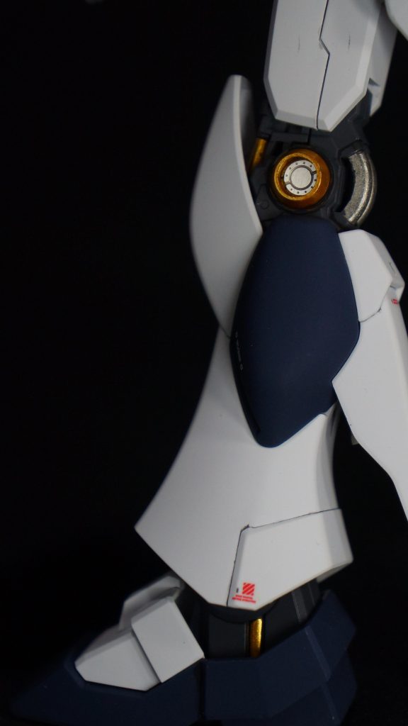 関節部などはゴールドで結構目立ちますが、RG Hi-νみたいで気に入っています。また、肘と膝にメタルパーツも使ってみました。初めて使いましたが、質感がいいですね。