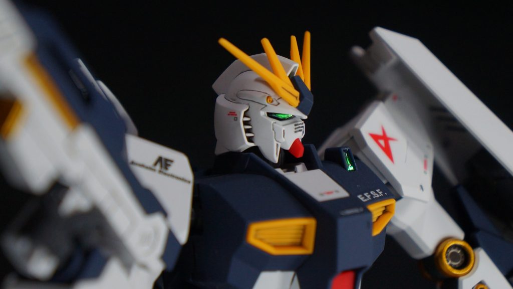 ツインアイや肩のセンサー部はグリーンのメタリックテープの上にUVレジンを塗ってレンズ感を出しています。頑張ってモールドを掘り直したので、スミ入れはきれいにできた方だと思ってます。近づくとまだまだ粗いところはありますが…。