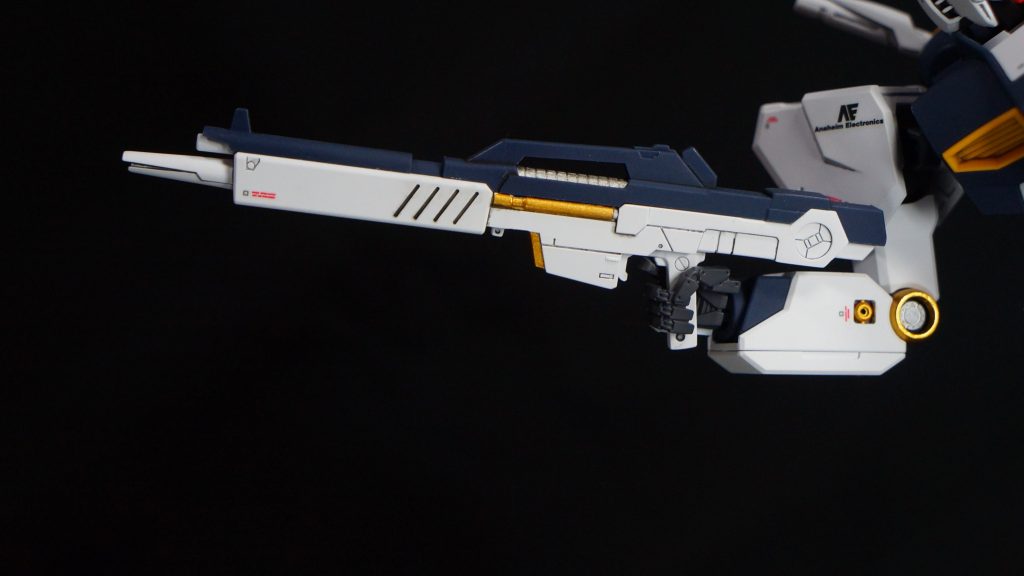 ビームライフルも同じくゴールドとシルバーで情報量アップを狙っています。ハンドパーツは両手ともにビルダーズパーツに置き換えています。最後までご覧いただき、ありがとうございました。次こそは新作を投稿できるように作成に打ち込みたいと思います。