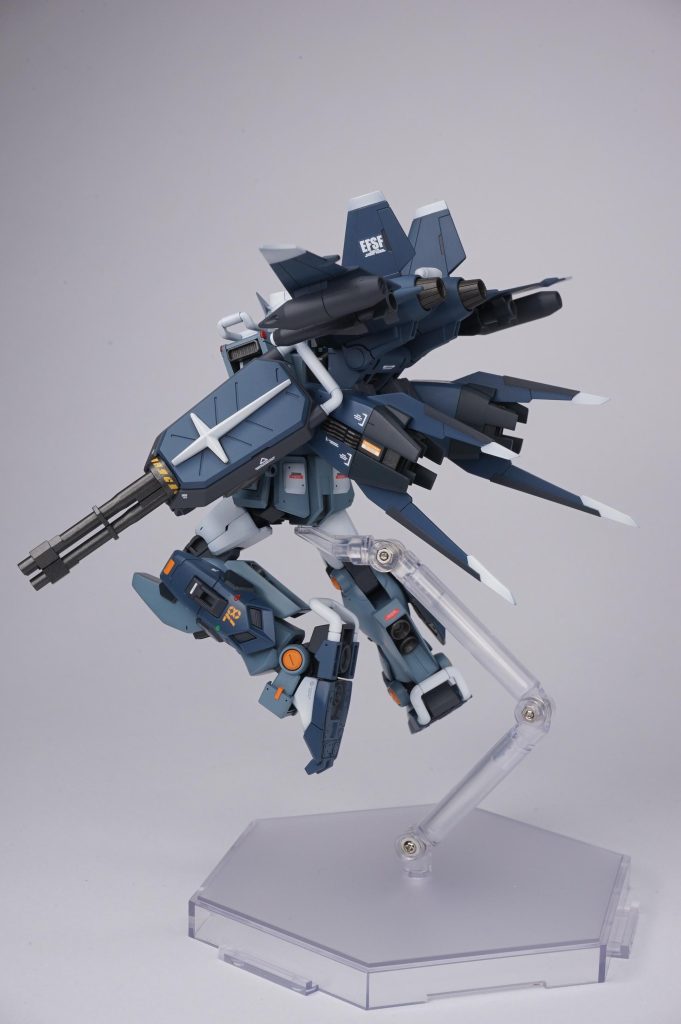 重装甲のガンダムを飛ばすほどの出力のあるフライトユニットを装備