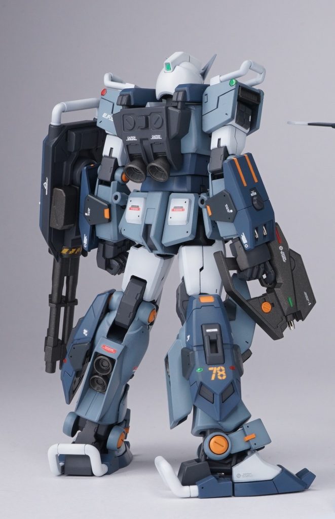 フックを何箇所かに装備することで、タフさを表現しました。