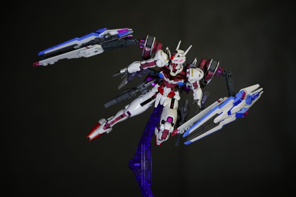 ウィングバインダーは、アームで任意に稼働できる。通常の翼としての機能に加え、あらゆる急激な挙動を可能にする。