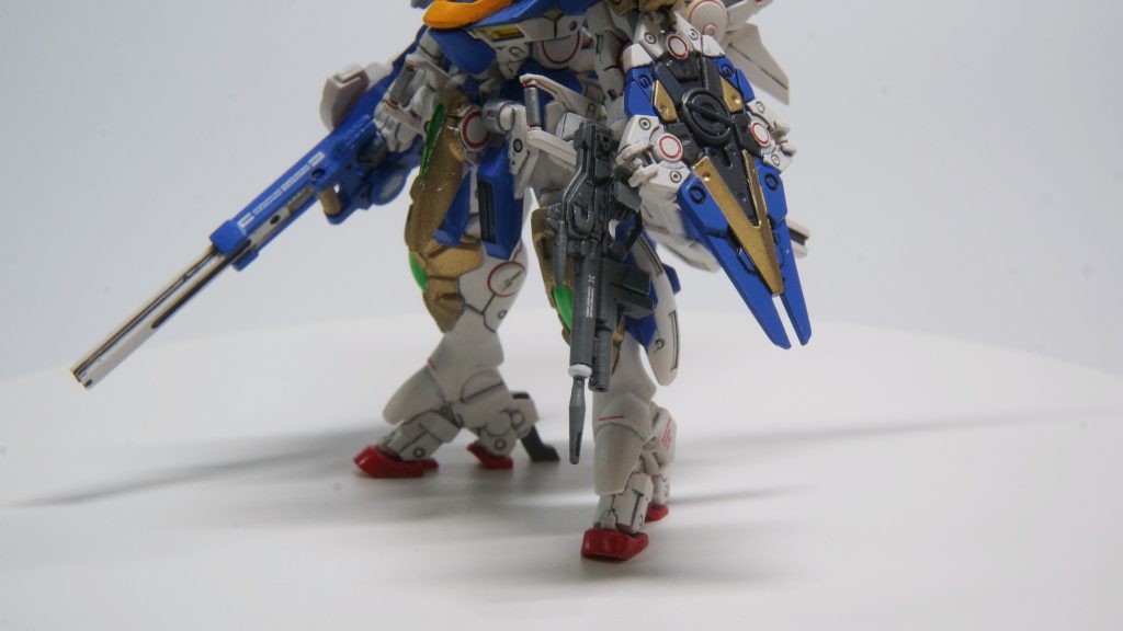 左手には3Dプリンターで新造したビームライフルを持たせました