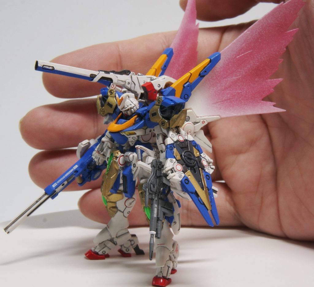 元々ボリューミーなアサルトバスターですが、光の翼とビームライフルでさららるフル装備感を狙いました、荒いところも多々ありますが個人的には満足しています