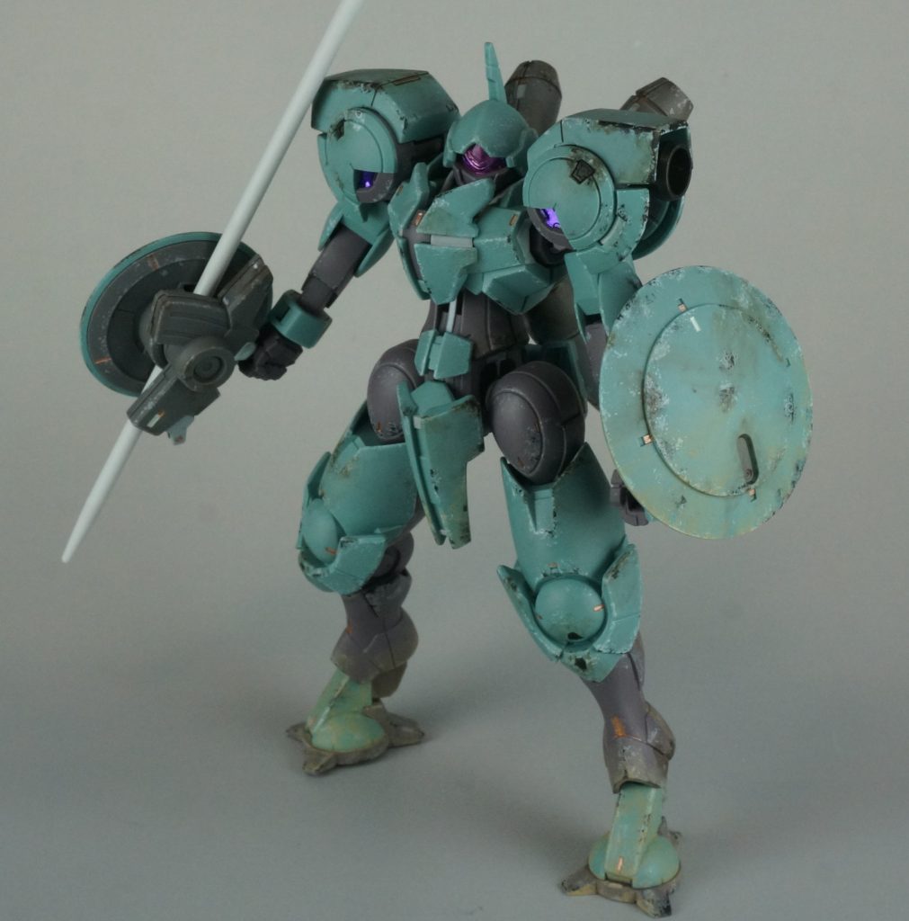 足回りやシールドは箱絵を参考に砂汚れをつけました。塗装の剥がれは、１段明るい色をスポンジで描き、その中に黒系の塗料で描き、２層の剥がれで目につく見栄えにしました。