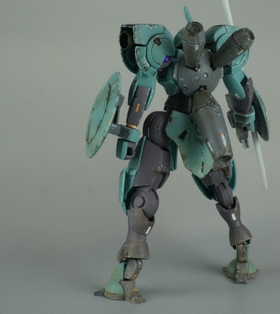 各所の段落ちモールドの一部は、ゴールドとカッパーを差し色として入れました。