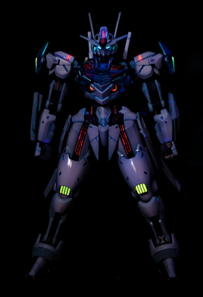 頭部の赤発光はキットのパーツがブラッククリアなこともあり、目立たなくなってしまうため、プラパイプから加工したものを張り付けています。胸部の透明パーツも紛失したため、おゆまる複製してレジン製です。(後日見つかりましたが、使ってないです)
