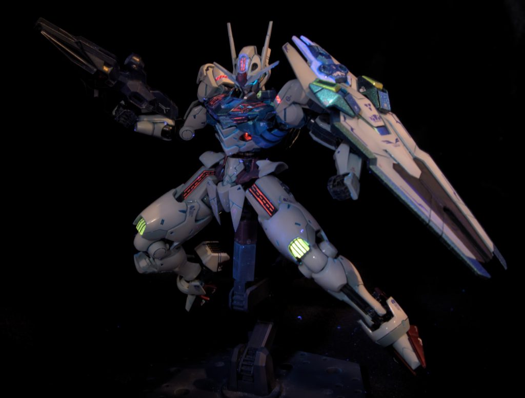 箱絵をイメージしたポージングです。グレーサフにブルーを足したものを下地にグラデーション塗装しています。青部分はガイアのプリズムメタリックターコイズグリーンライトブルーを使っています。