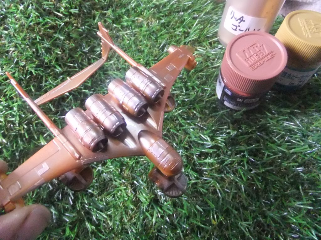 リッチゴールドとスーパーカッパーの混色を中間色に吹き付けデス♫