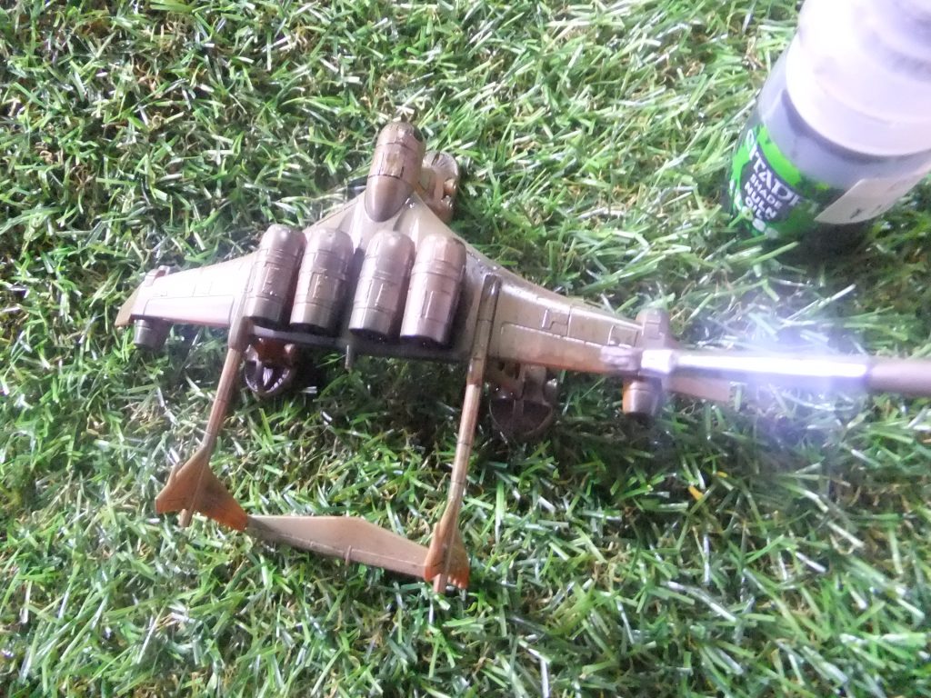 色調を落ち着かせる為にシタデルカラーのシェイドを筆塗りデス😁