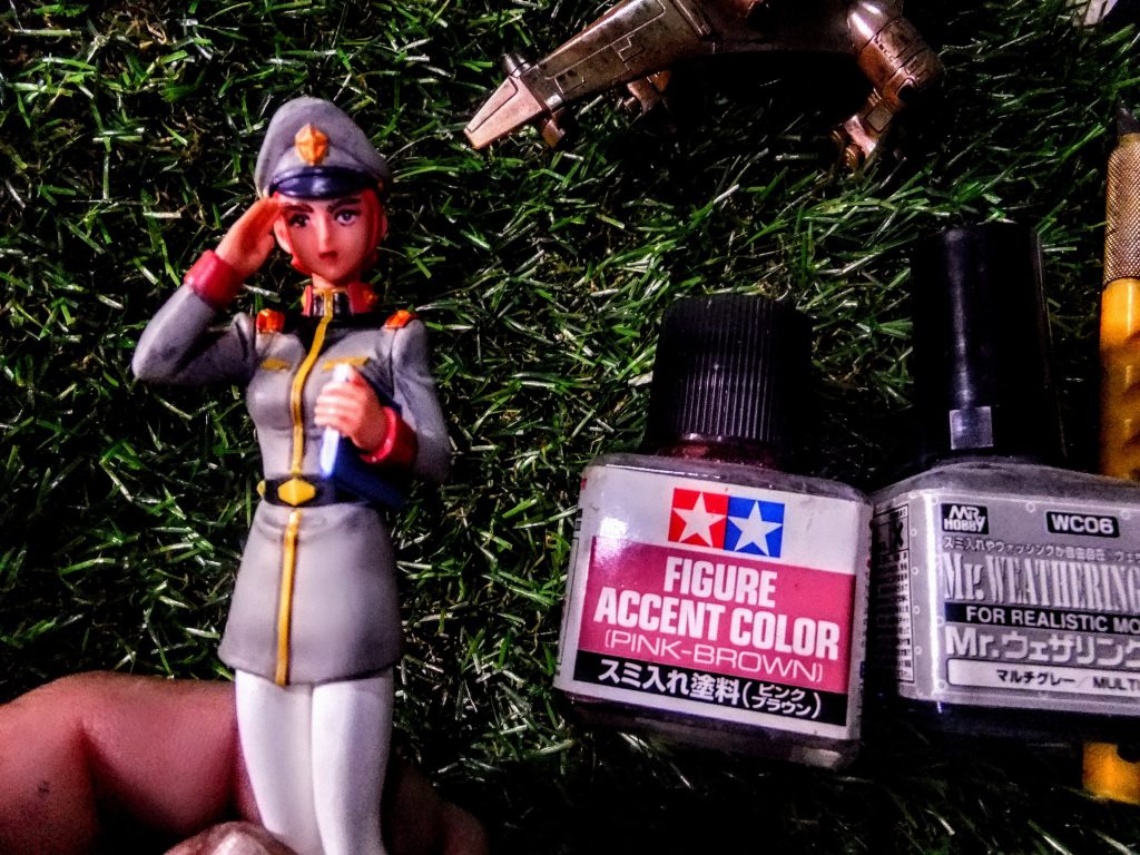 マチルダさんのフィニッシュワークにフェイスはピンクブラウンを!軍服の色合い調整にマルチグレーを調子を見てふき取りを行います。