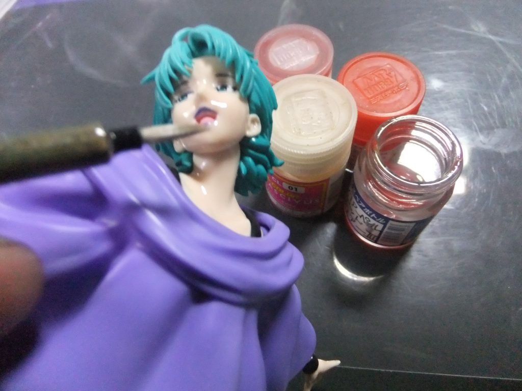 アピールショット3,4の状態からベースはラスキウスカラーのピーチホワイトに筆塗りです(塗装前にタミヤのマルチプライマーを吹き付けてあります。)