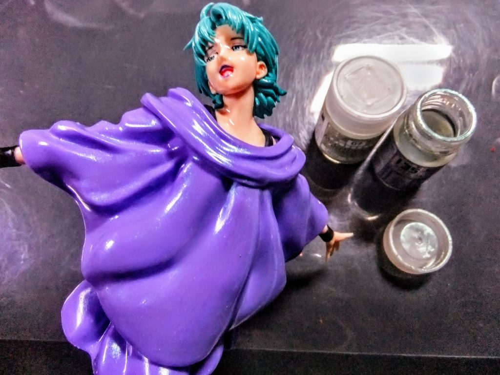 頭髪グリーン色の濃い部分はMrクリスタルカラーのターコイズグリーン、ハイライトはガイアカラーのプリズムブルーグリーンです。衣装のハイライトはクリスタルカラーのダイアモンドシルバー、シェイドはガイアカラーのクリアーパープルを薄くエアブラシで吹き付け。※完全乾燥にスーパークリアーⅢを薄め液でシャバシャバに希釈したものをエアブラシで吹いて馴染ませています。(エアブラシのエア圧を弱めて塩梅を見ながら行います😅)