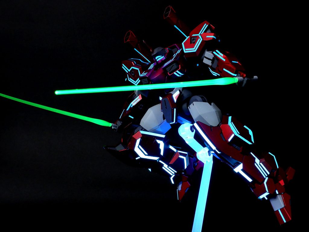 ▲サーベルはザウォートのものを採用。なぜならブラックライトで光るから。