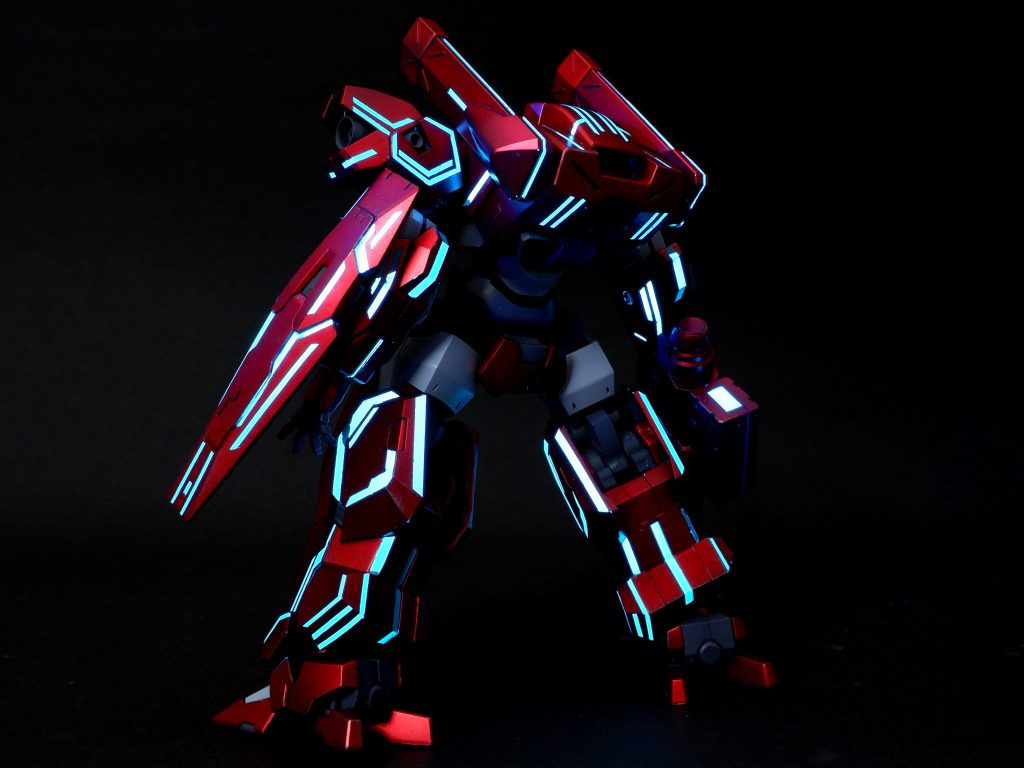 ▲普段写真を撮る時は白トビ黒ツブレが無いように気を使っていますが、今回はブラックライトによる発光を見せたかったので思いっきり黒ツブレで撮ってみました。