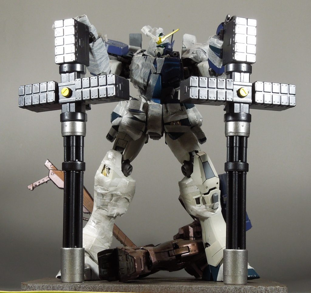 ダブルガトリングを十字架に見立て、更に白いマスキングテープで装甲を覆う包帯を表現しました。包帯の隙間から見える内部メカがポイント!