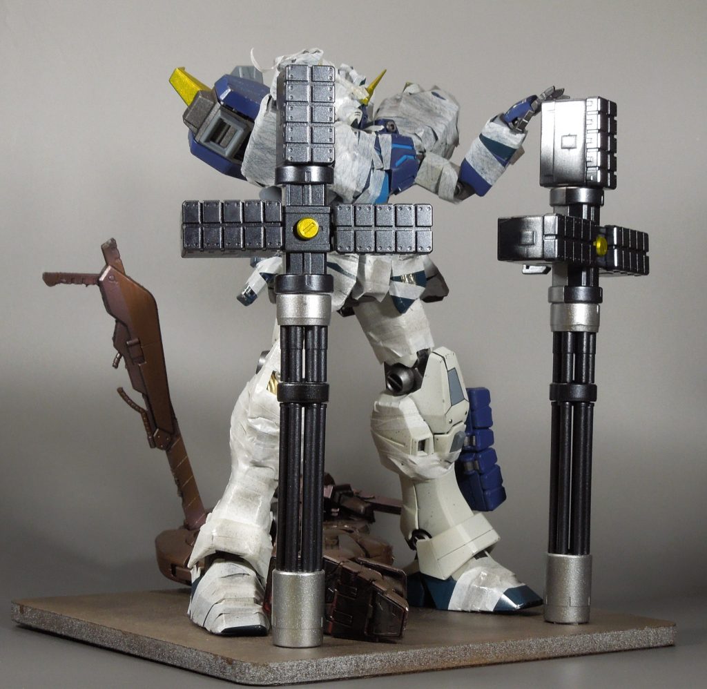 メタルパーツとあえて左右非対称にした筋彫りに拘りました。