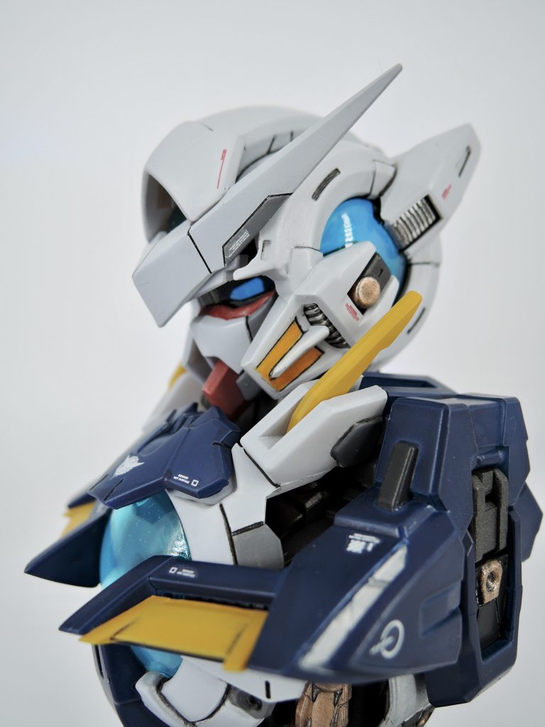 ブレードアンテナにスジボリを追加口（顎？）を少し延長首を改造して顎引きできるようにしています。