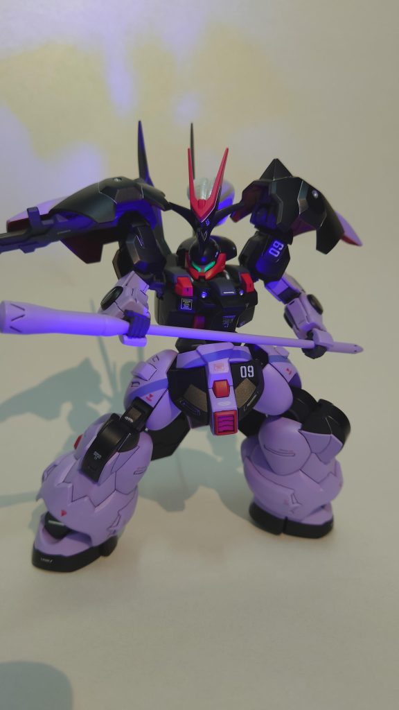 アイ部分は蛍光グリーンで発光です