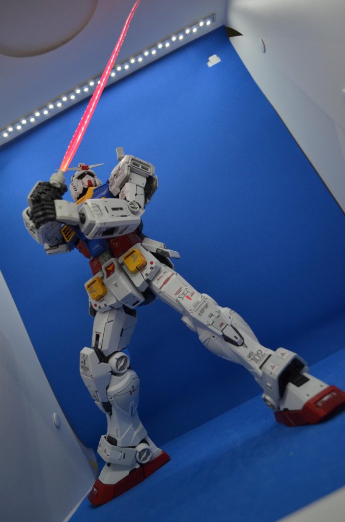 ビームサーベルも光ります。