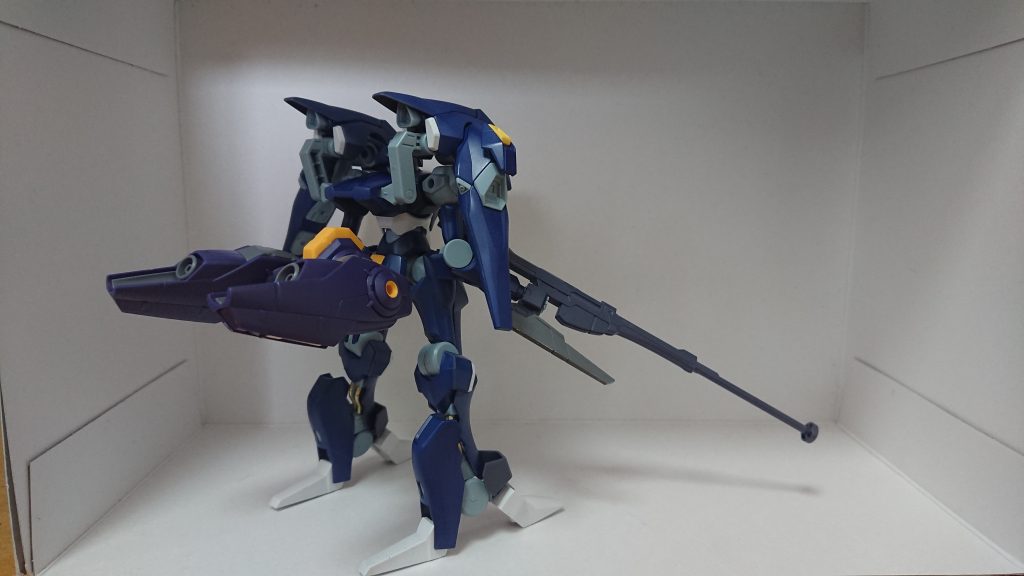 推進機構の増設をコンセプトにしたはいいけど、どこに付けるか迷ったところ、「簡単に加工できそうなのはここしかねぇ!」と勢いでやってみたらうまい具合についてくれました。ファラクトのリアスカートにドリルで穴を開けて、エアリアルのエスカッシャンの穴が3つ開いてるアレを接着接続。その上からフライトユニットを接続って感じです。