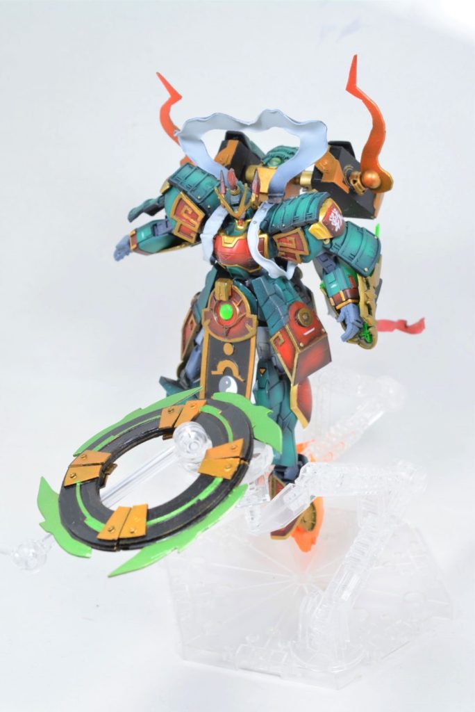 哪吒の代表的な武器「乾坤圏」。バックパックのパーツを合体させています。見た目はベイブレードを参考にしています。