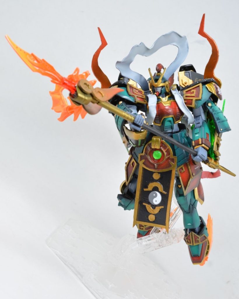 相変わらず可動を考えずに改造してしまったので、非常にポーズが取りにくかったです。シェンロンガンダムの可動域を活かせなかったのは残念でした。以上、ガンダム哪吒の紹介でした。ご覧いただきありがとうございました。