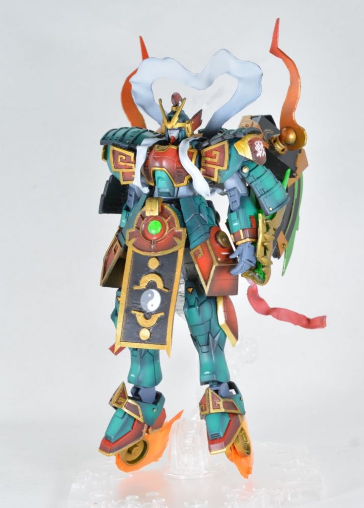 全身です。シェンロンガンダムをベースに、腕をインパルスガンダムに変更し、ジャンクパーツやプラ板を用いて中国の武将をイメージした雰囲気を目指して改造しました。