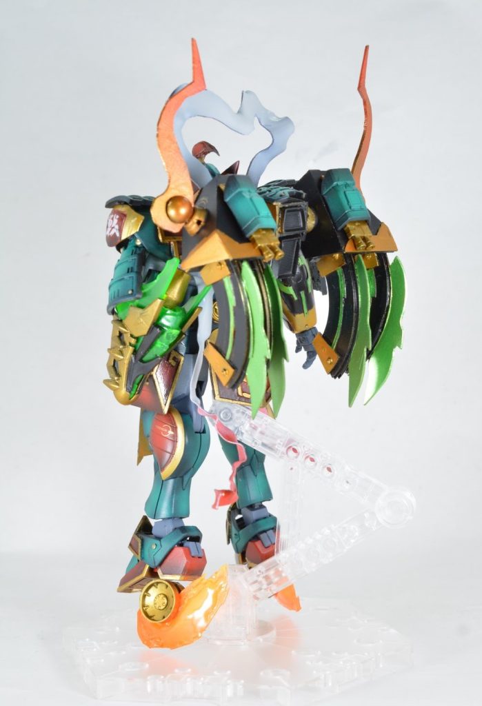 背面です。バックパックはプラ板で作成。後述する「乾坤圏」を4分割してバックパックに懸架しています。