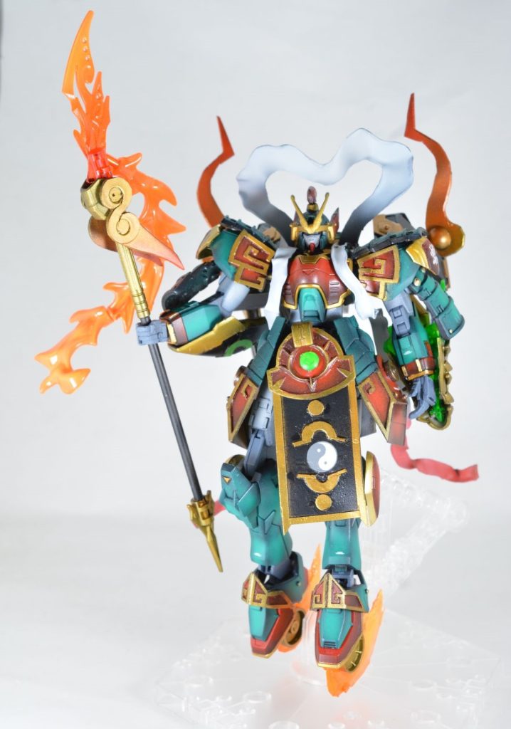 武装は哪吒の代表的な武器「火尖鎗（かせんそう）」です。シェンロンガンダムのビームグレイブを芯にインパルス悟空のパーツ等をミキシングし、プラ板で装飾しました。