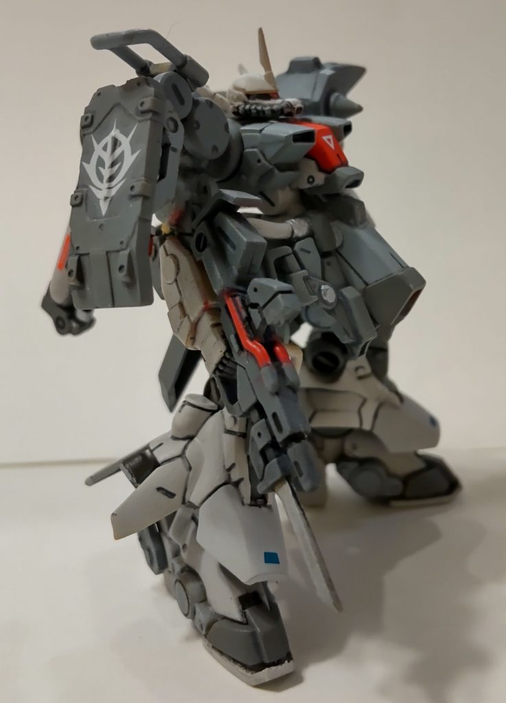 部位別に黒とグレーで墨入れ後、適当なガンダムデカールを貼って艶消しクリアー仕上げです