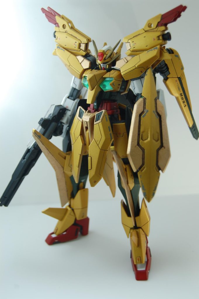 　リアル体型にするにあたって、原作キャプテンの金色１色そのままだとどうしても色物感が出て主役機には見えないだろうということで、百式の胸部分のような金色にメリハリをつける暗い色は入れようとまず考えました。あとの色をどうするか考えた時に思いついたのが元祖SDのプラモデルのキャプテンの配色です。原作と違い無駄に腕と口が白色で成型されててコレジャナイ感があるのですが、個人的にはずっと家にキャプテンF91の元祖SDがあったせいかこの配色に謎の思い入れがあります。そんなモヤモヤする配色を、リアル体型用の配色として昇華できたらいいなと思って塗ってみました。元のアリオスも額とマスクで色が分かれてるのでそのイメージも引き継げた気がします。