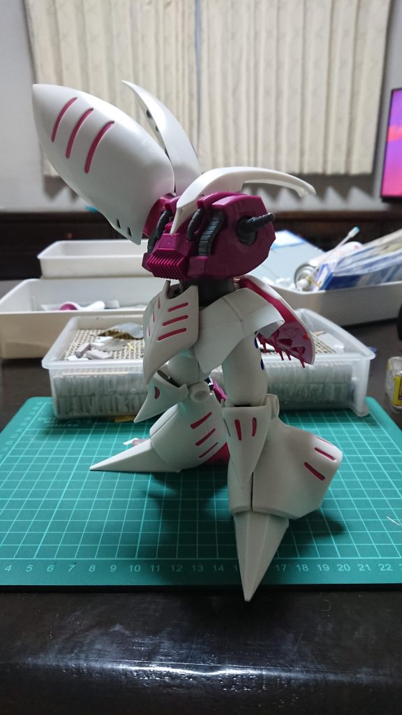 サイドアーマーをプラ板で延長。この後裏側をエポパテで造形しています