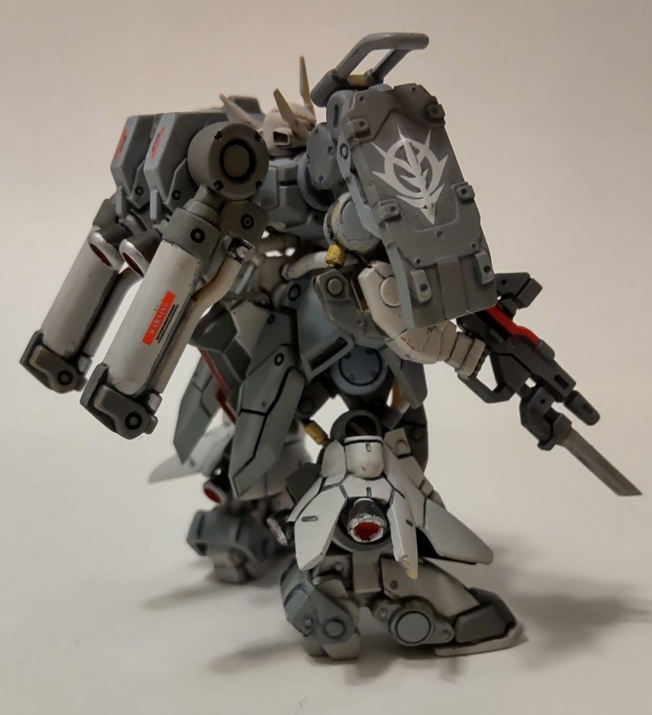 シリンダー部とノズル部はメッキ調にできる4アーティスト マーカーの金と銀でアクセントを入れてます