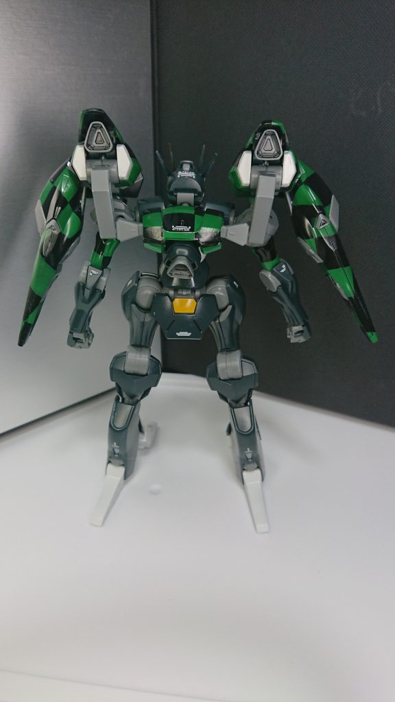 後ろ。