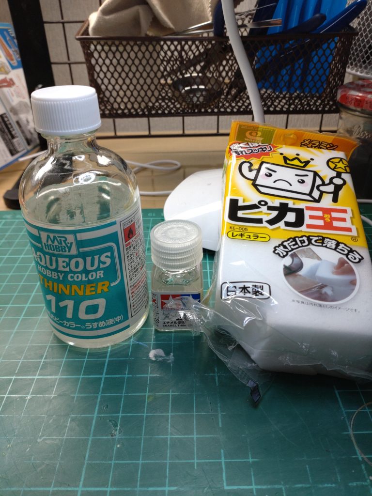 筋入れの無駄塗装剥がし…エナメルしか駄目かと水溶性ホビーカラーでも試す…どっかにピカ王で落ちるって見た気がしたので試す ピカ王は全て剥ぐwホビーカラーは大丈夫だった