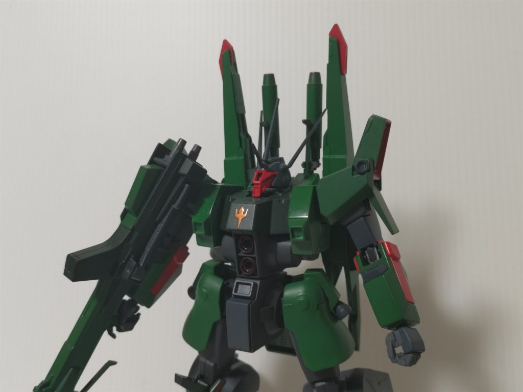 バストアップ。エンブレム部分は、付属のシールを貼っています。