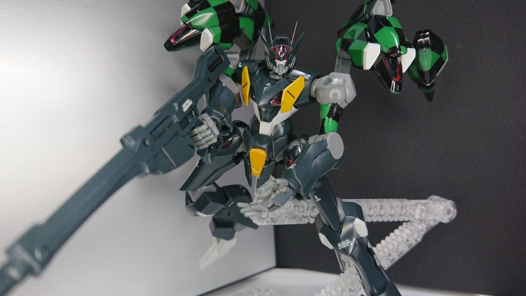 元ネタが絶対使わない武器を持たせて。本当はガンビットとかありますけど、ちょっと塗装剥げが目立ってしまったのでご勘弁をwと、勢いで塗ったものですが、これまたギミックが独特で面白いガンプラですね、ファラクト。作中でもまだまだ活躍の場がありそうですし(いろんな意味で)今後の発展をお祈り申し上げます。
